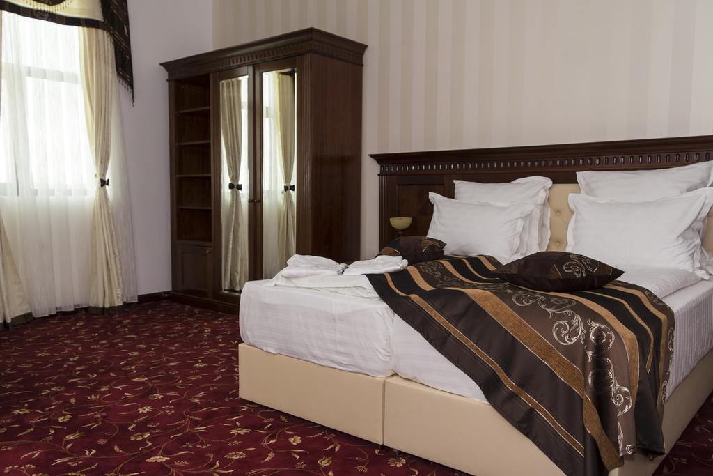 Pik Elegance Hotel โปลเยชต์ ห้อง รูปภาพ
