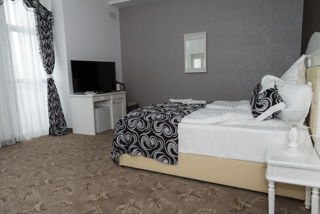 Pik Elegance Hotel โปลเยชต์ ห้อง รูปภาพ