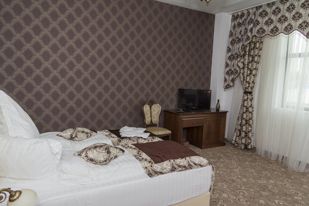 Pik Elegance Hotel โปลเยชต์ ห้อง รูปภาพ