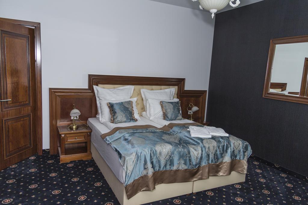 Pik Elegance Hotel โปลเยชต์ ห้อง รูปภาพ