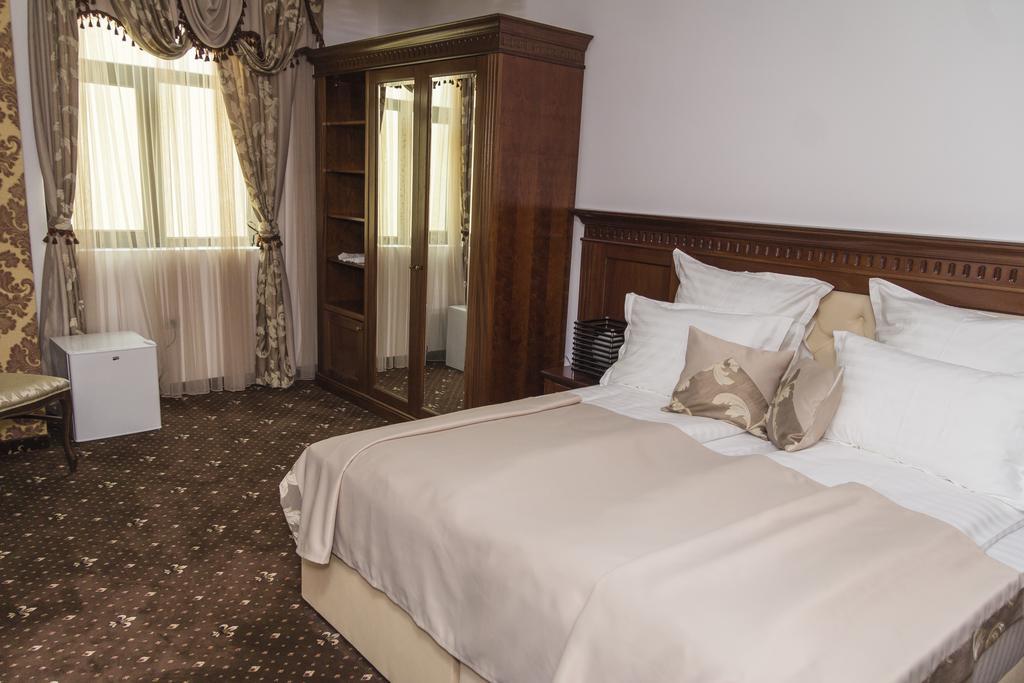 Pik Elegance Hotel โปลเยชต์ ห้อง รูปภาพ