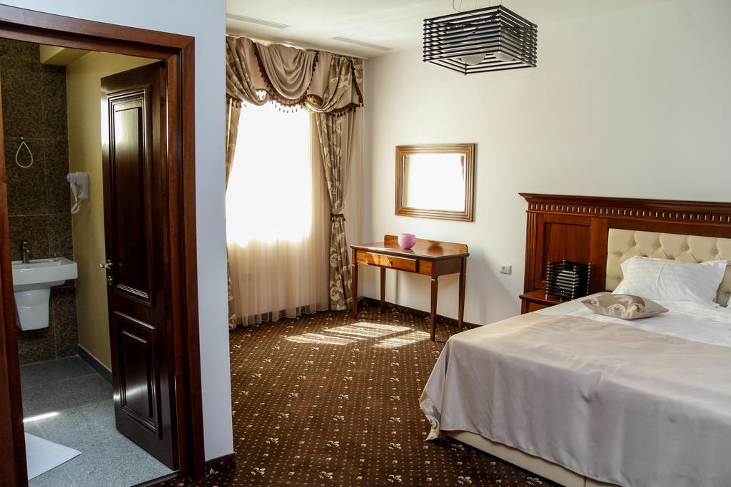 Pik Elegance Hotel โปลเยชต์ ห้อง รูปภาพ