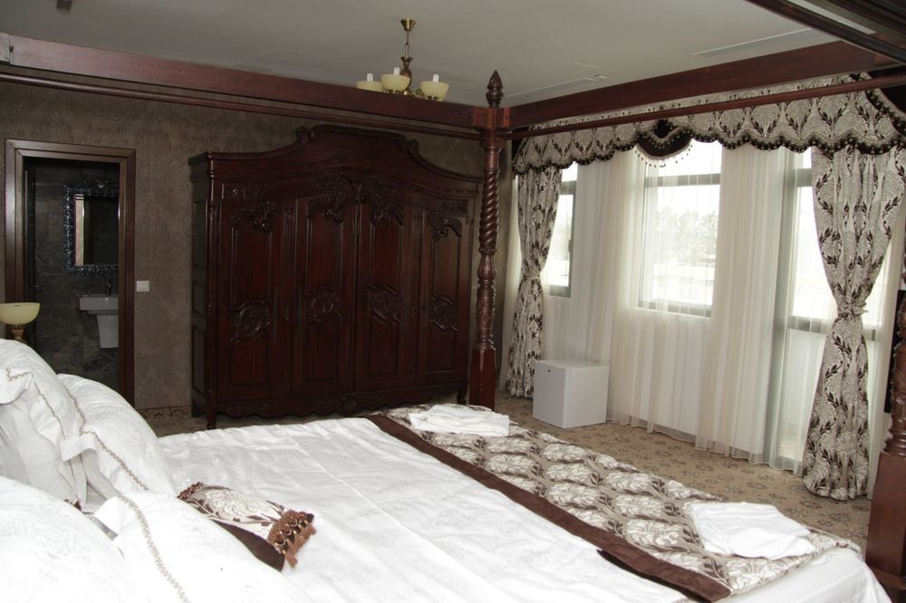 Pik Elegance Hotel โปลเยชต์ ภายนอก รูปภาพ