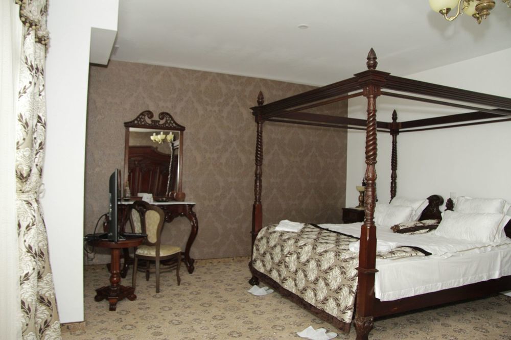 Pik Elegance Hotel โปลเยชต์ ภายนอก รูปภาพ