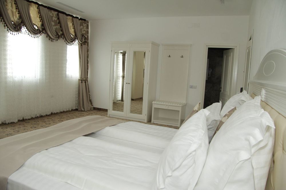 Pik Elegance Hotel โปลเยชต์ ภายนอก รูปภาพ