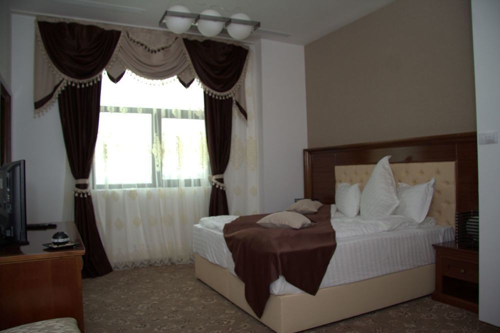 Pik Elegance Hotel โปลเยชต์ ภายนอก รูปภาพ
