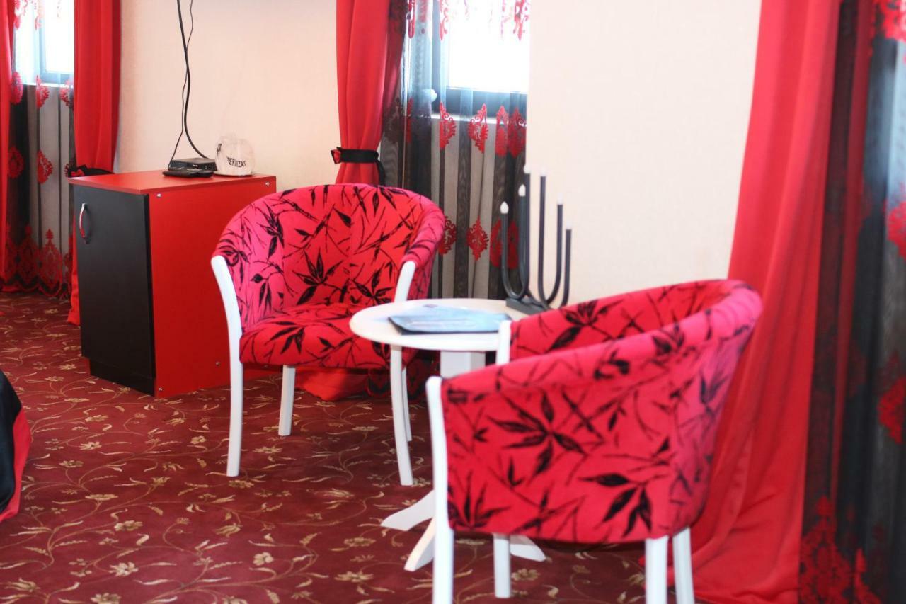 Pik Elegance Hotel โปลเยชต์ ภายนอก รูปภาพ