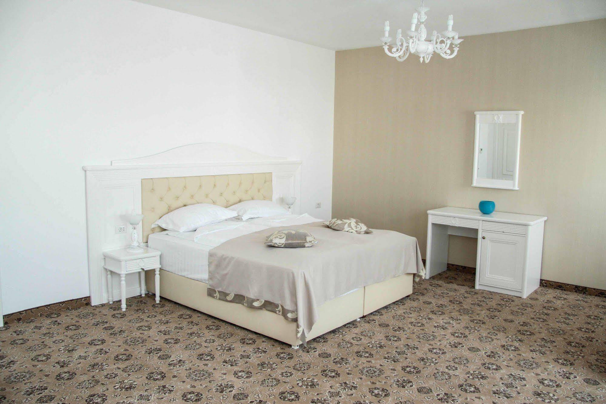 Pik Elegance Hotel โปลเยชต์ ภายนอก รูปภาพ