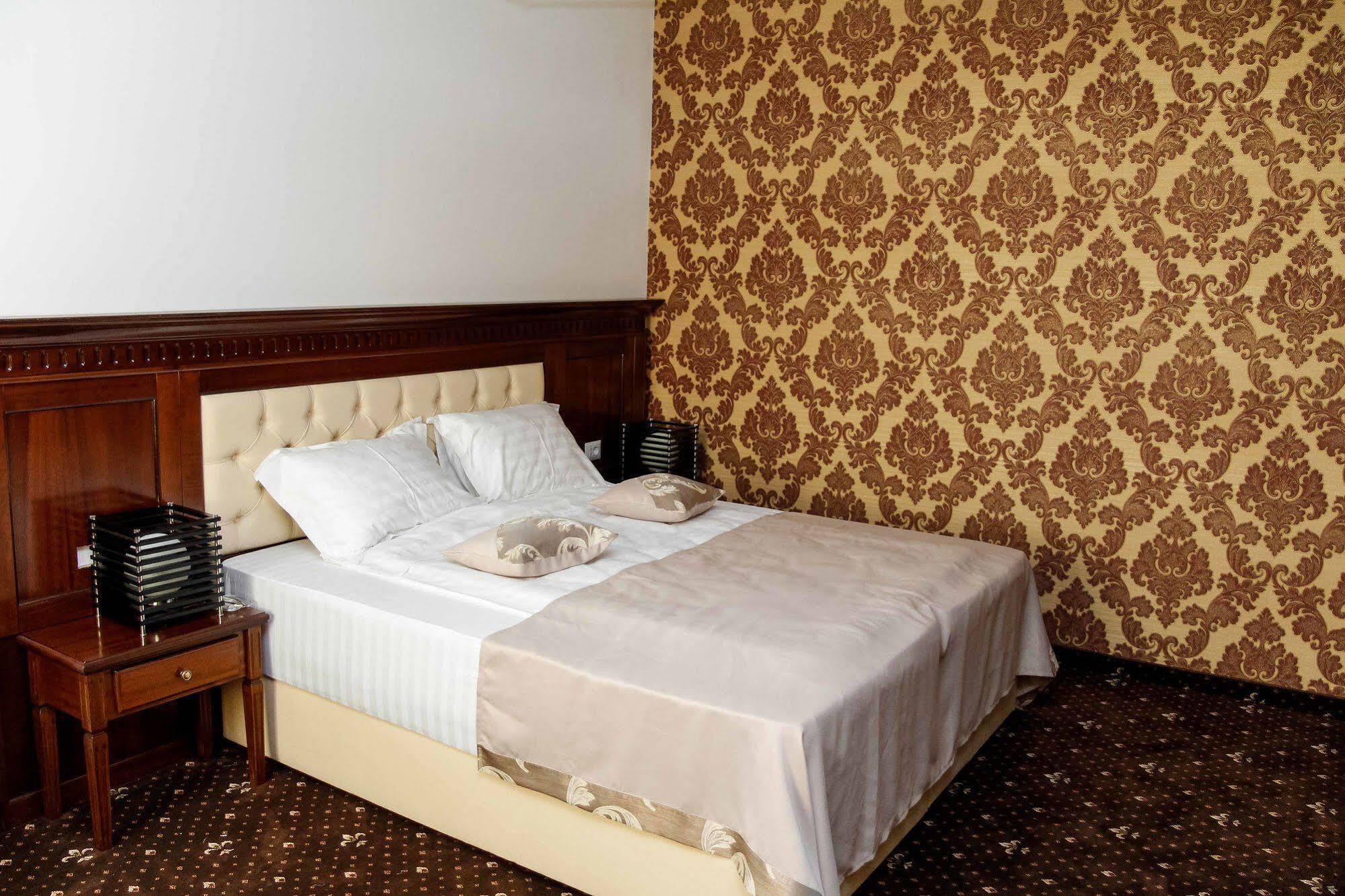 Pik Elegance Hotel โปลเยชต์ ภายนอก รูปภาพ